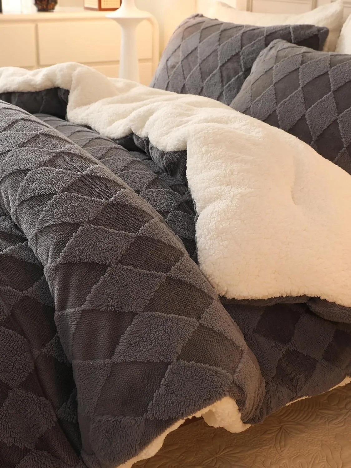 Tufted Fleece Comforter Set King - Super Soft Warm Fluffy Shaggy Bedding Sets, Diamond Plaid Jacquard Bed Set for Winter, 1 Sherpa Comforter with 2 Pillow Cases (104"X90" Grey)